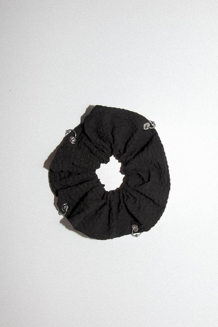 Pierced Scrunchie in Onyx Seersucker