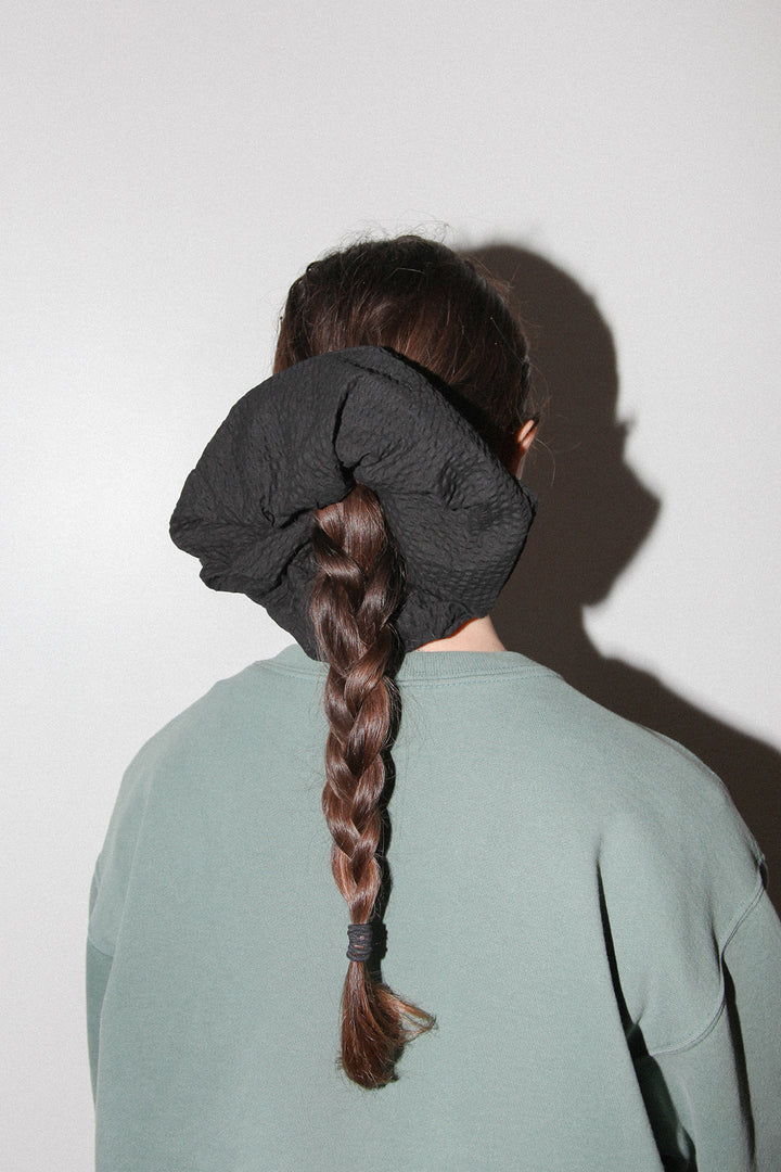 Grande Scrunchie in Onyx Seersucker