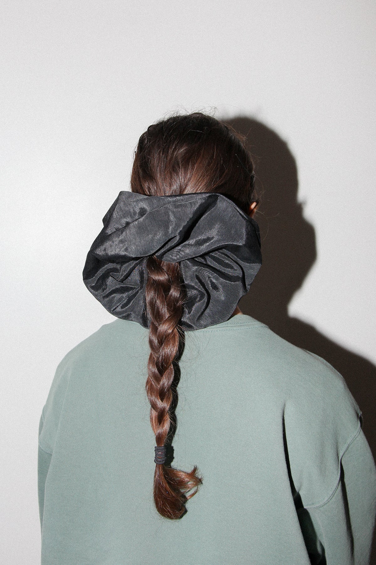 Grande Scrunchie in Onyx Moire