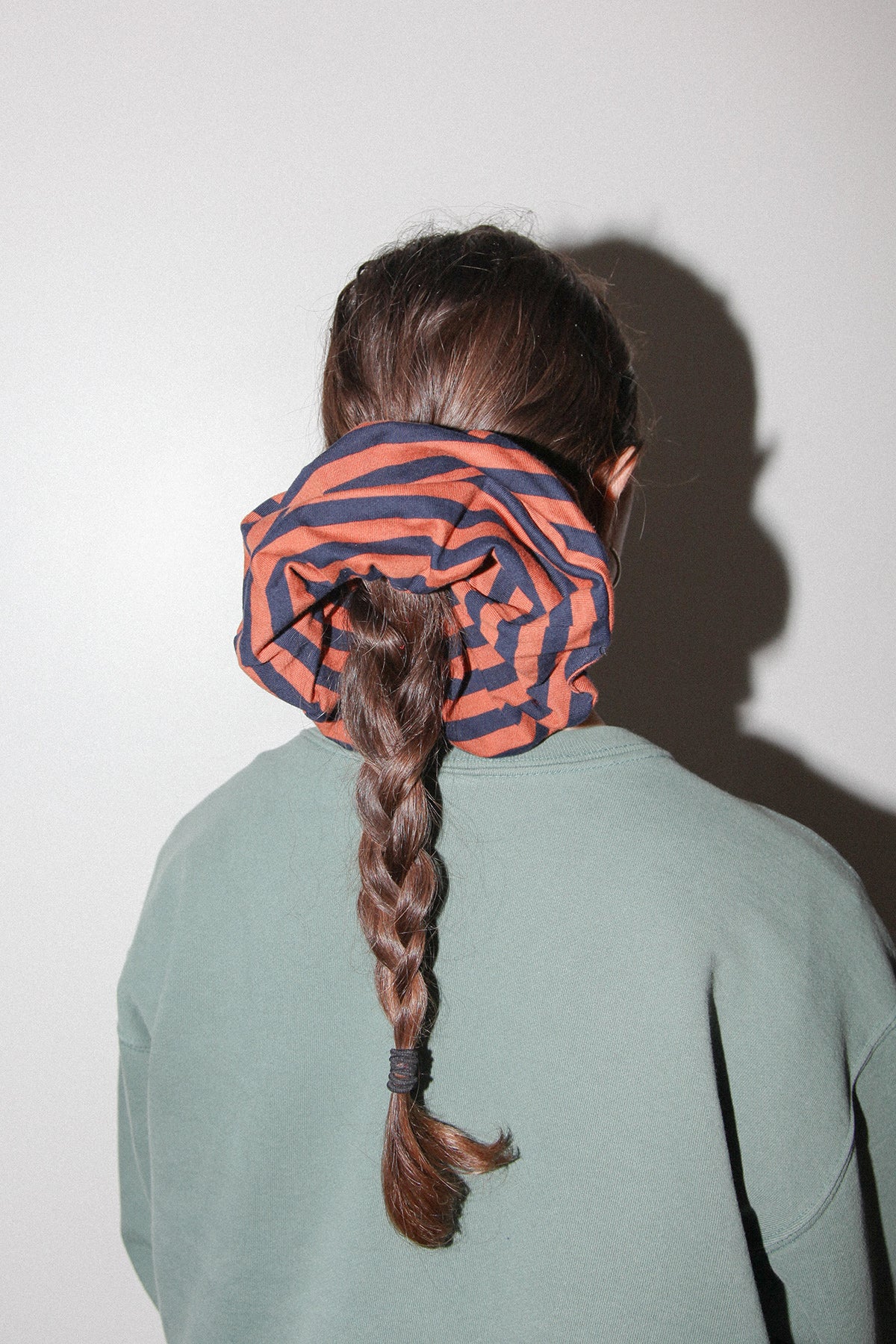 Grande Scrunchie in Rust & Navy Jersey